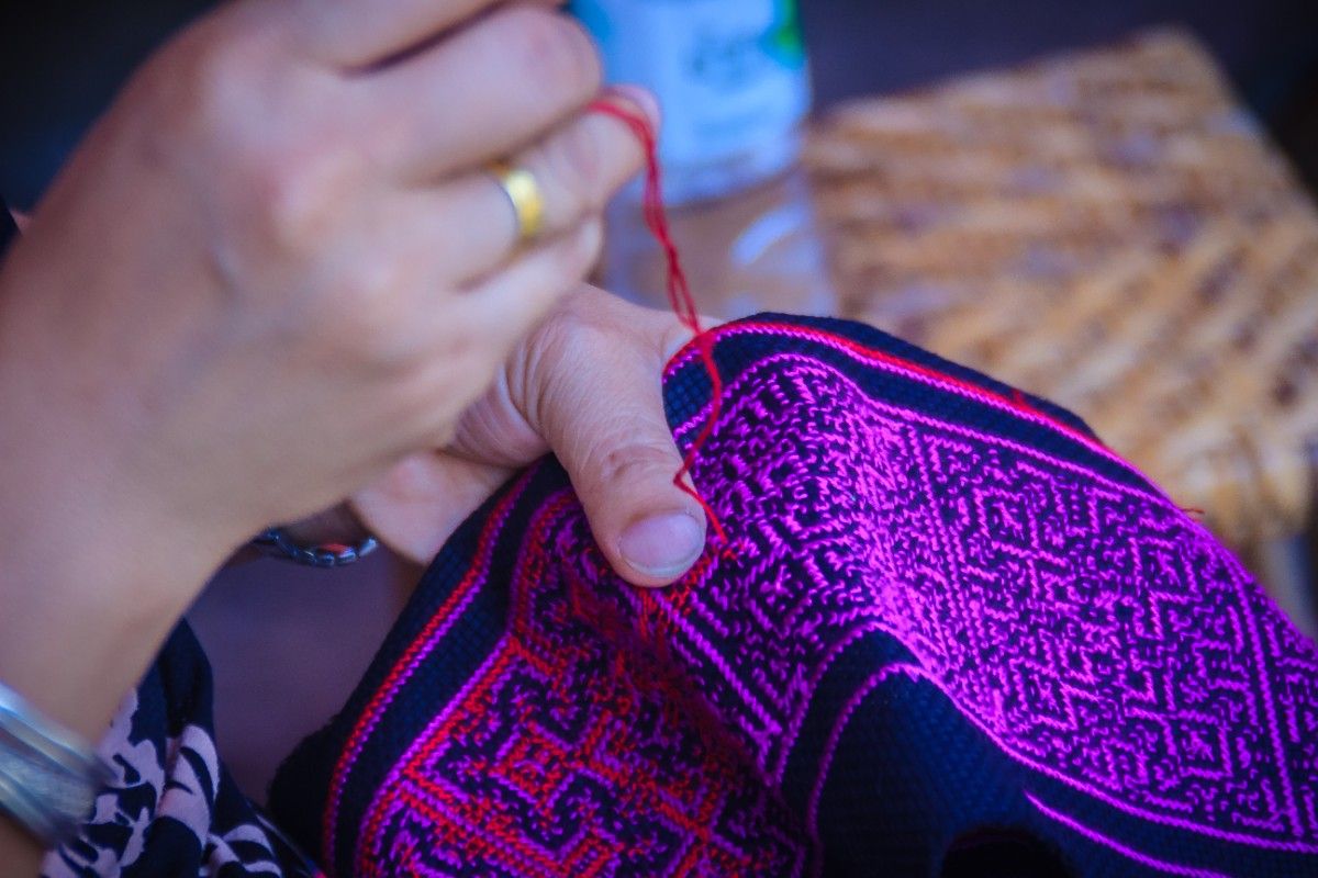 Artisan working on Kantha stitch